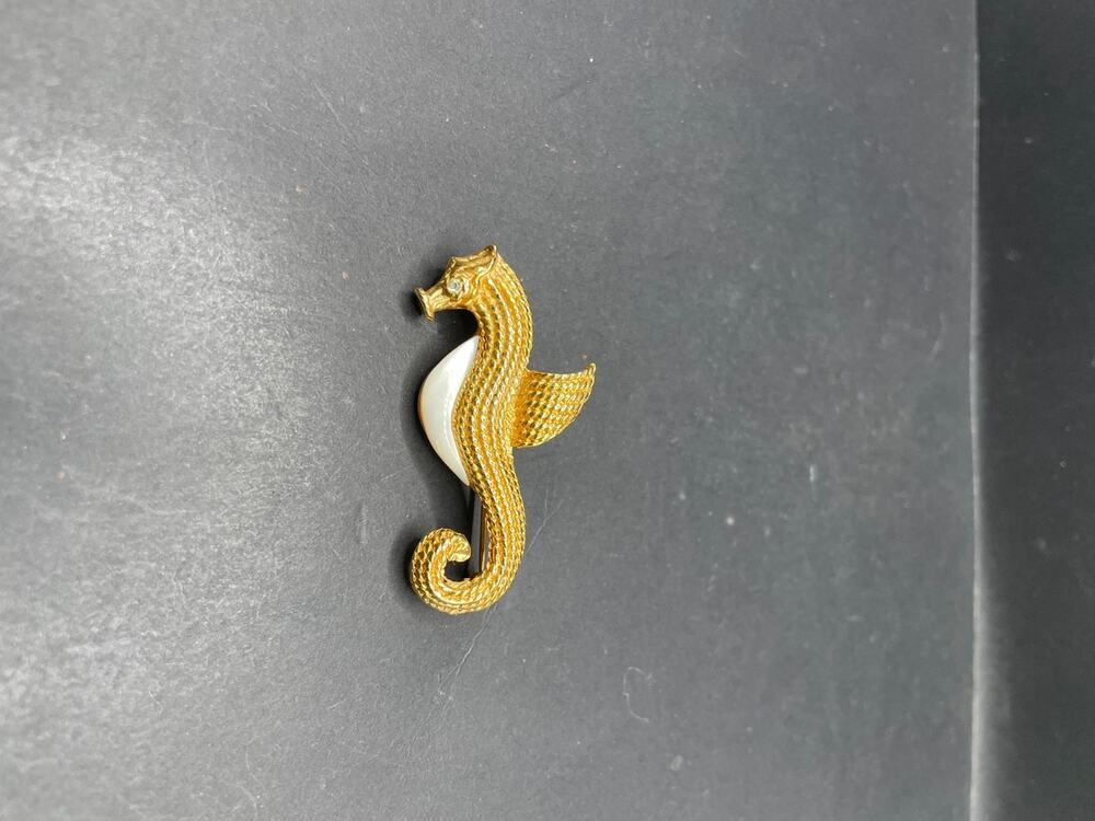 Vintage Women's Seahorse Gold Tone Enamel Textured Brooch Sea Creature Pin 2.09"